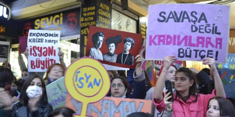 Ücretli/Ücretsiz Emek Kıskacında Kadınlar İktidardan da Erkeklerden de Alacaklı…