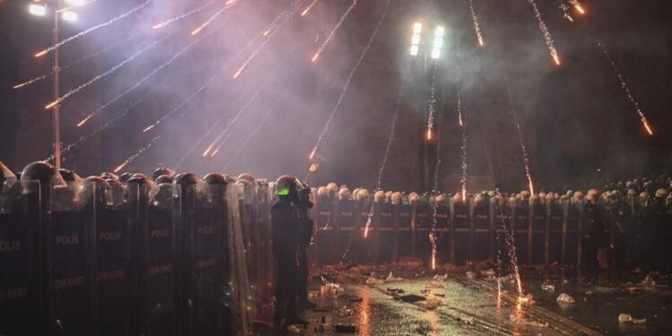 İsyan Sessizce Gününü Bekler