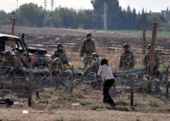 2013’te Nusaybin'de Suriye sınırına yapılan 'güvenlik duvarı'nı protesto eden Nusaybin Belediye Başkanı Ayşe Gökkan