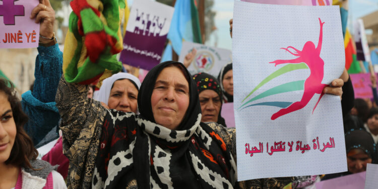 Camdan Bir Sahne: Hollywood Feminizmine Karşı Rojava Kadın Devrimi