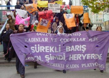 Çatlaklardan Sızan Işık