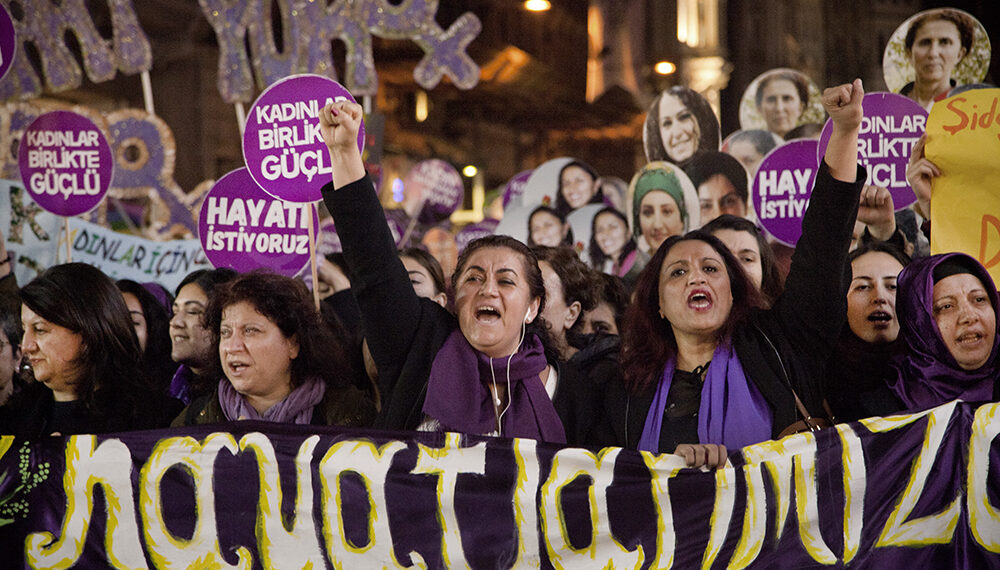 Dijital Çağın İkili Yüzü: Kadın Haklarında Fırsatlar ve Tehlikeler