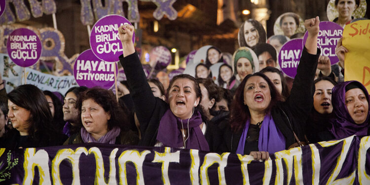 Dijital Çağın İkili Yüzü: Kadın Haklarında Fırsatlar ve Tehlikeler