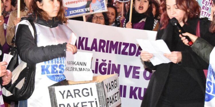 Kadınlar İçin İşlemeyen Hukuk, Toplumu Hiçleştirir