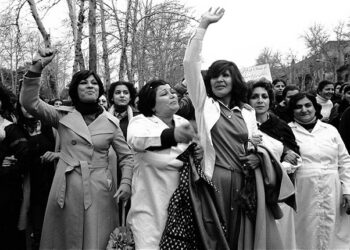 Yönetimler, yöneticiler değişti, İran’da kadın direnişi kaldı