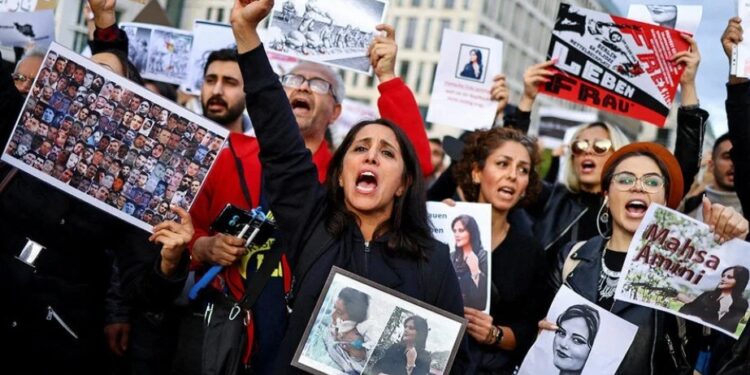 Mezheplerin Gölgesinde Kadın Mücadelesi: İnanç, İktidar ve Kimlik