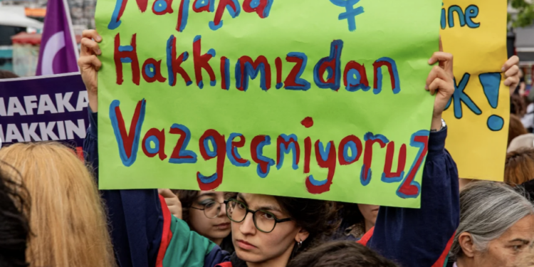Otoriterleşen İktidar İlk Olarak Kadının Temel Haklarını Hedef Alır