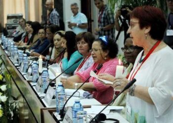 Kolombiya hükûmeti–FARC barış müzakerelerinde eski kadın savaşçıların barış deneyimlerini paylaştığı toplantı