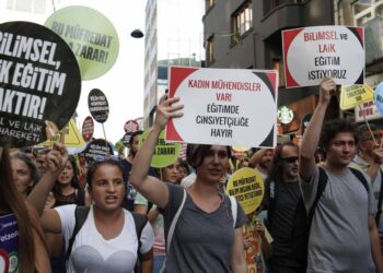 İmam Hatipler, Müfredat ve Milliyetçi-Dinci Eğitim: “Makul Öğrenci”den “Makul Kadın”a